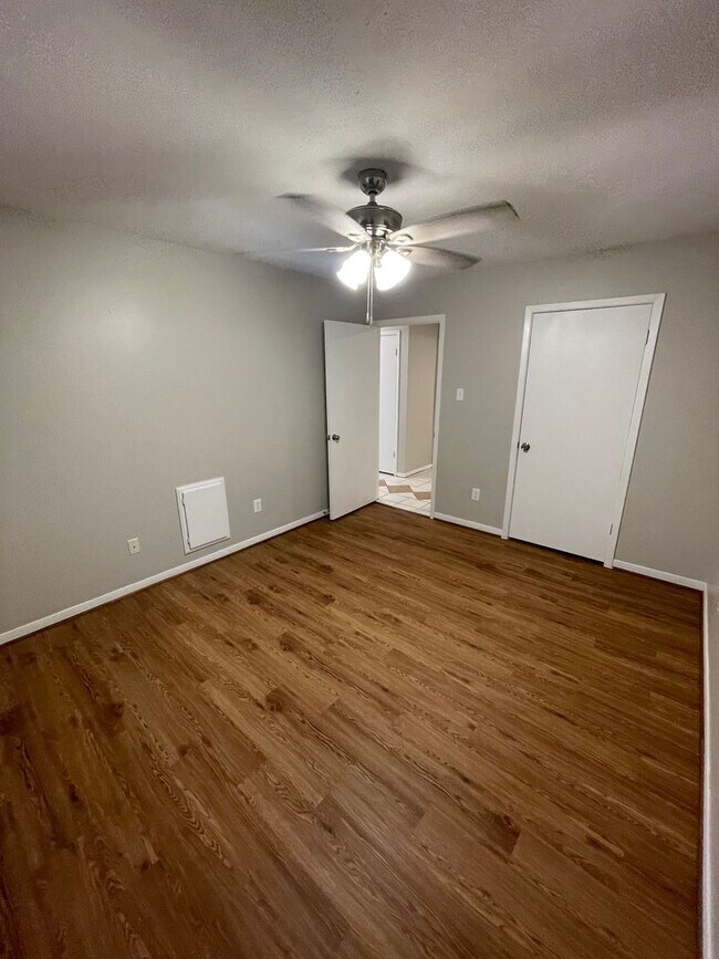 Building Photo - 829 San Saba Dr