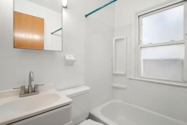 Building Photo - 1306 E 18th Ave