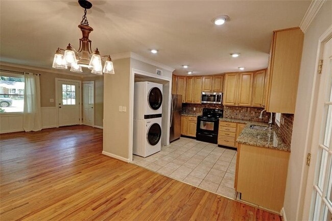 Building Photo - 2968 Fantasy Ln
