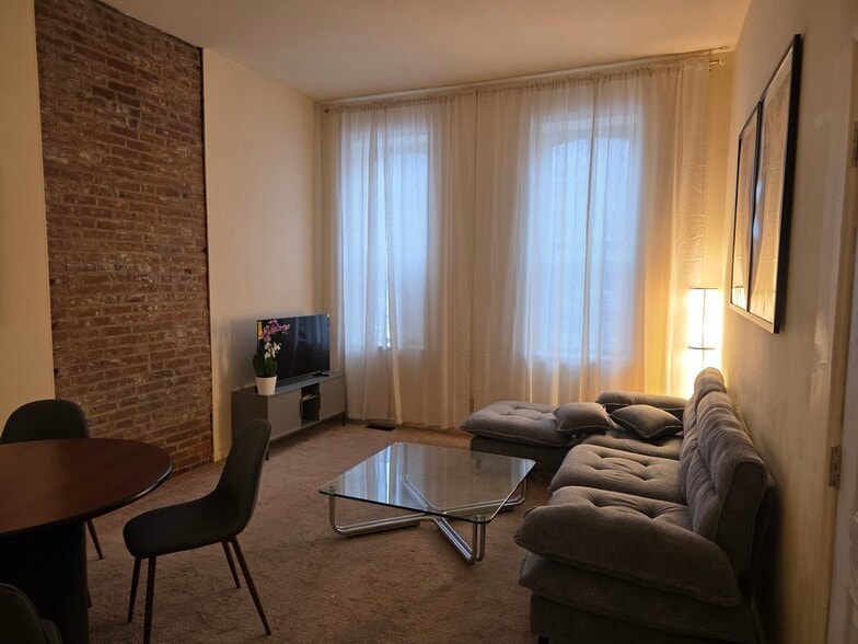 Building Photo - 1006 Russell Blvd