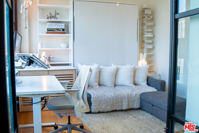 Building Photo - 460 S Spring St