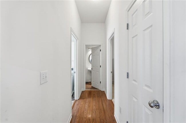 Building Photo - 2050 Willshire Glen