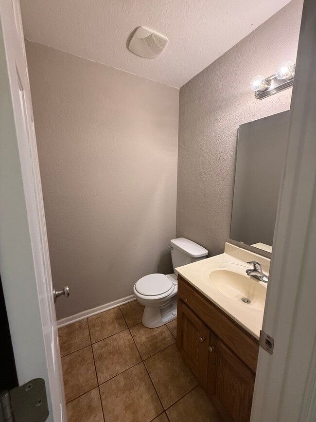 Building Photo - Charming Townhome, Prime Location, Cozy Li...