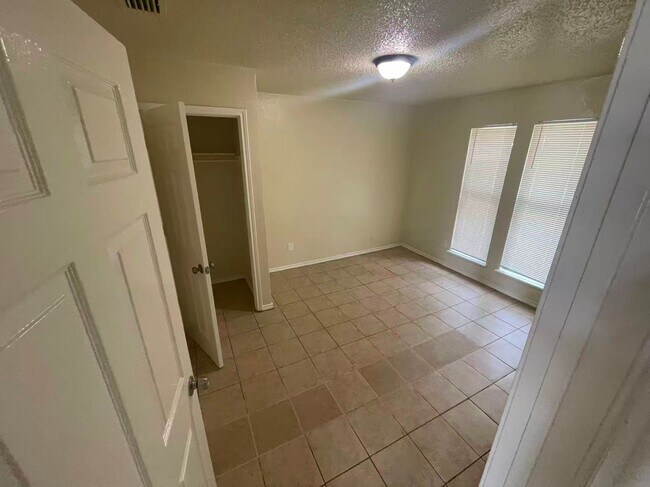 Building Photo - Beautiful 4 Bedroom 2 Bathroom in Plano!