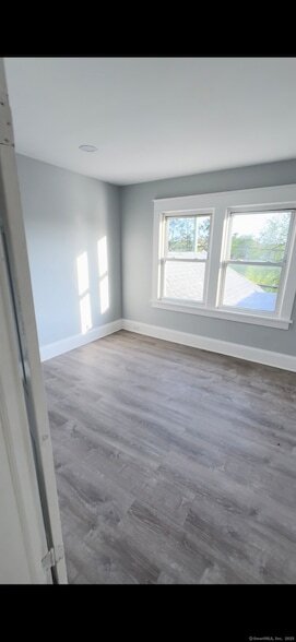 Building Photo - 95 New Canaan Ave