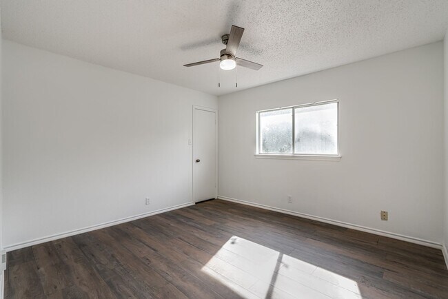 Building Photo - Recently Rehabbed Spacious Two Story in Convenient and Popular Huntington Place