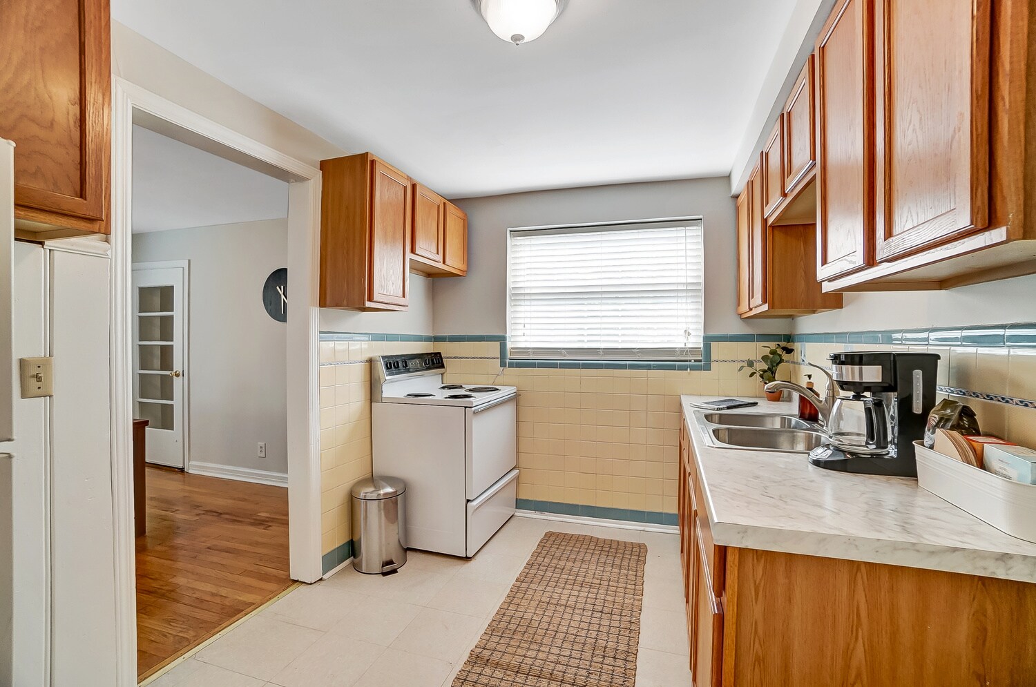 Fully stocked kitchen - 531 Norway Ave