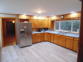 Building Photo - 2390 Bennoch Rd