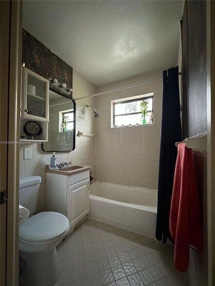 Building Photo - 514 Palermo Ave