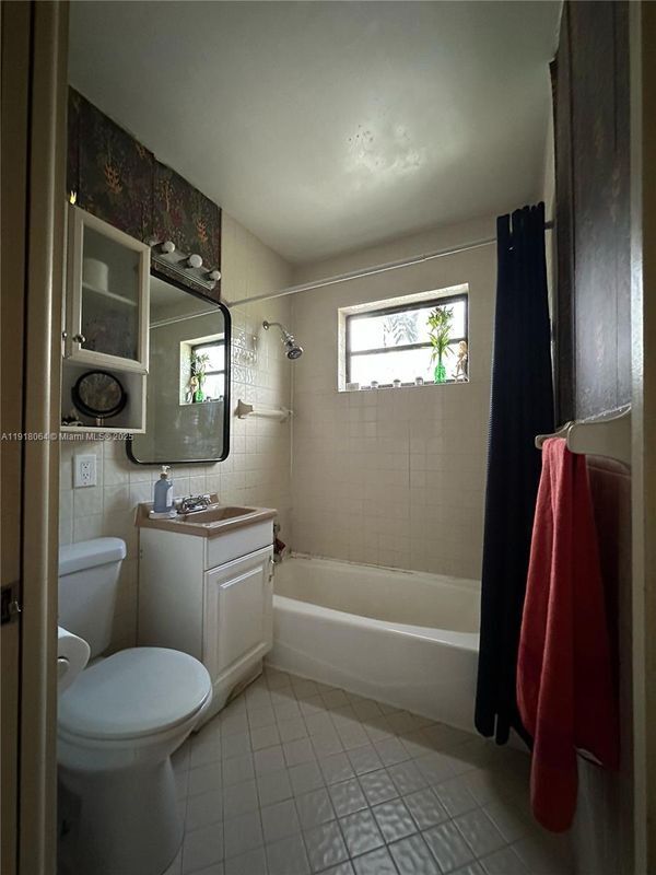 Building Photo - 514 Palermo Ave