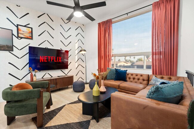 Building Photo - 4530 W Paradise Dr