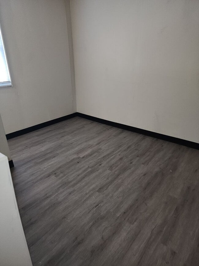 Building Photo - 4 Bedroom Clean House For Rent