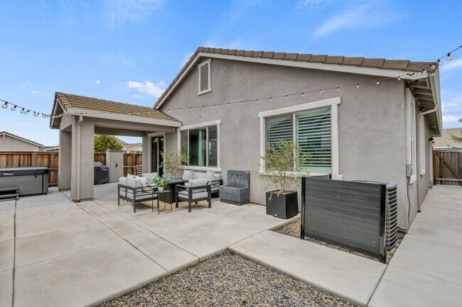 Building Photo - Newer Home on Large Corner Lot with Lots of Natural Light!