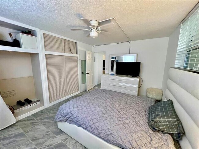 Building Photo - 2840 NE 33rd Ct