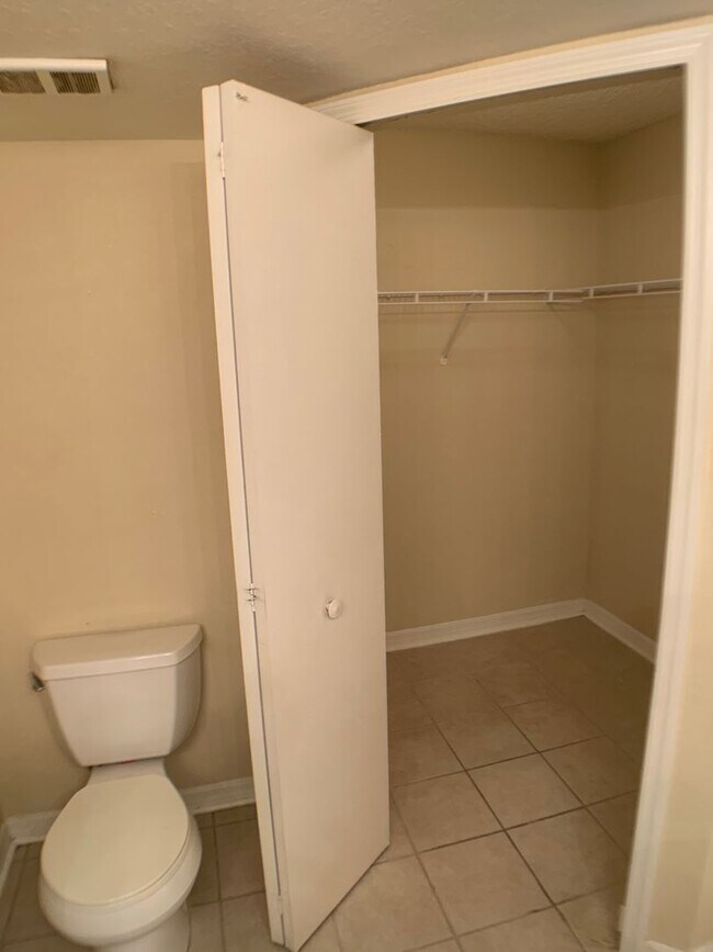 Building Photo - Beautiful 2/2 in an amazing secure community