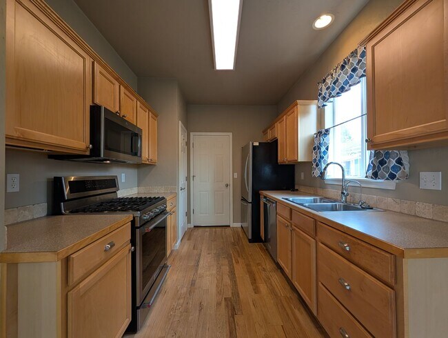 Building Photo - Beautiful 3-Bedroom, 2.5-Bath Home In River Road Area of Eugene!