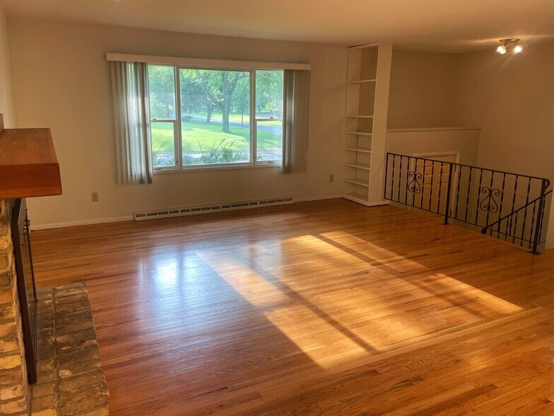 Building Photo - 1522 Cameron Dr