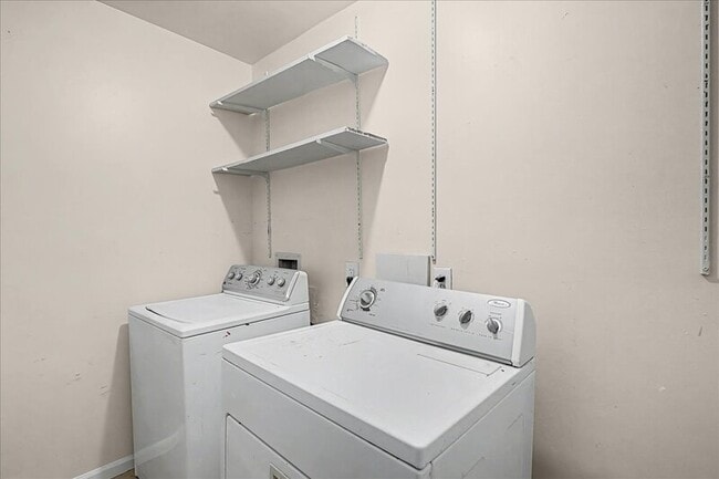 Building Photo - 511 S 6th St