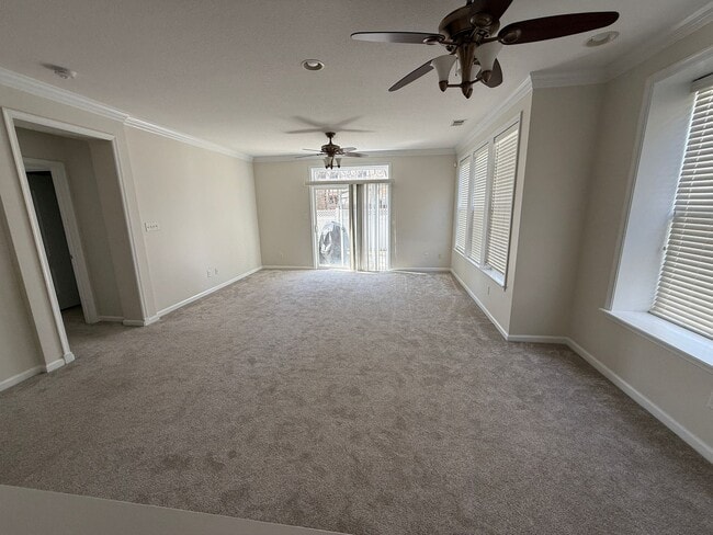 Building Photo - 2BR & 2BA Condo in Central Location w/Garage-Available 06/22/26