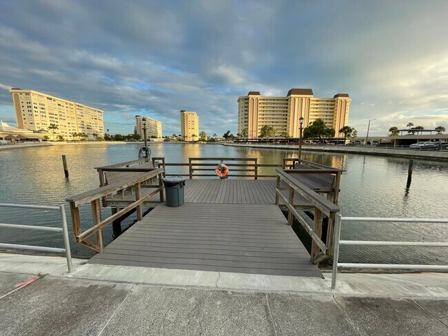 Building Photo - 4750 Cove Cir