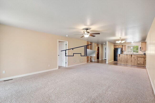 Building Photo - Large Riverdale 4 Bedroom 3.5 Bathroom Tow...
