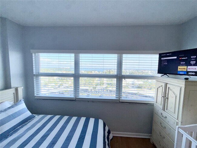 Building Photo - 880 Mandalay Ave