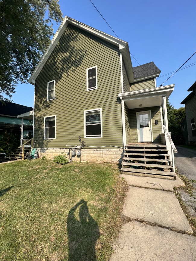 Building Photo - 636 Lansing St