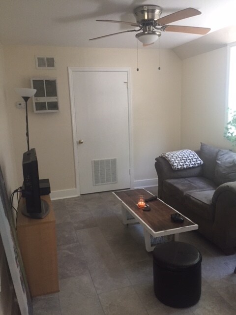 Building Photo - 717 E 6th Ave