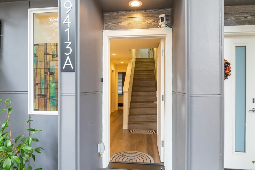 Building Photo - 9413 Roosevelt Way NE