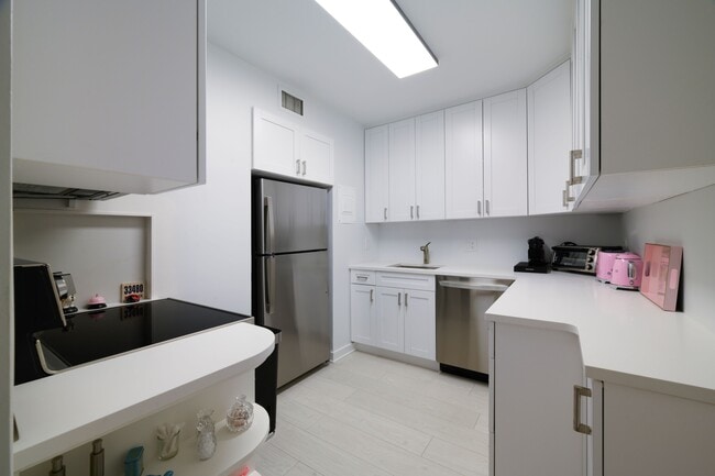 Building Photo - 170 N Ocean Blvd