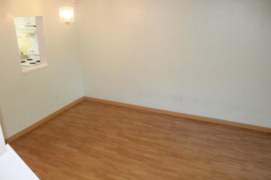 Building Photo - 10 Village Brook Ln