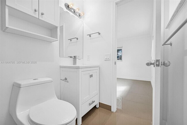 Building Photo - 820 E Cypress Ln