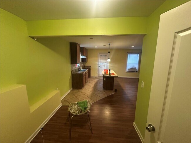 Building Photo - 61 Longwood Ct