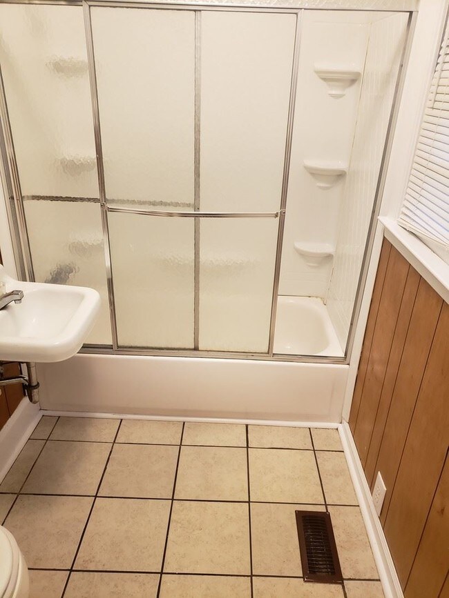 Building Photo - 3 br, 2 bath House - 1508 East 11th Street