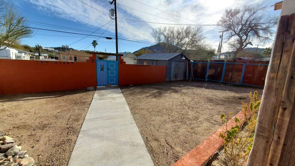 Back Yard - 621 W Solana Ave