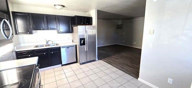 Building Photo - 3 Bedroom 2 Bathroom 2 Car Garage Upper Un...