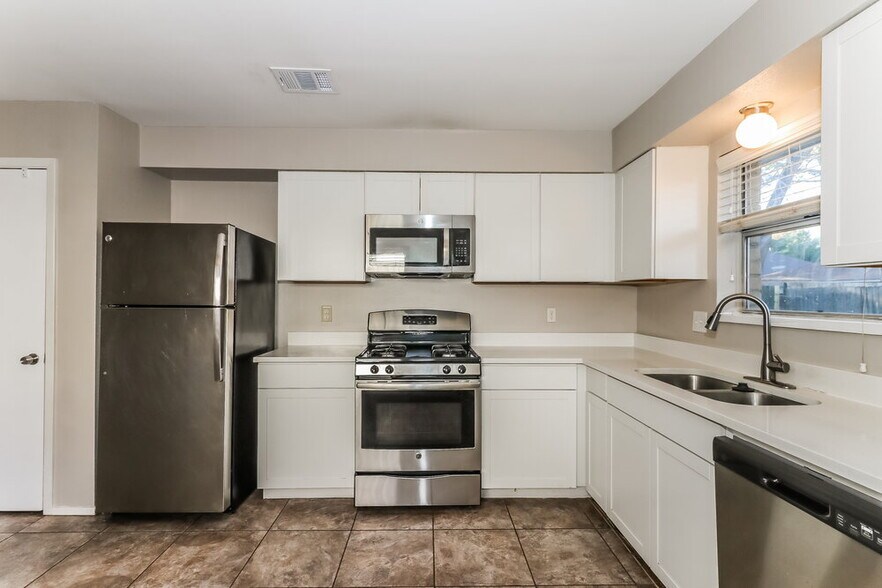 Building Photo - 18714 Andalusian Dr