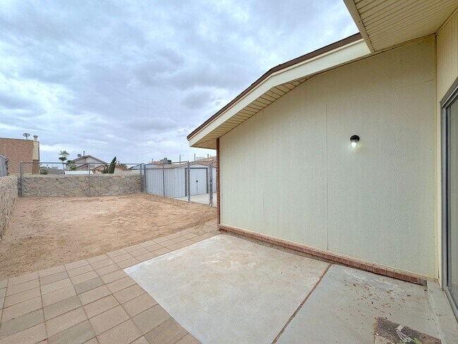 Building Photo - Northeast El Paso 2 bed Refrig A/C Duplex