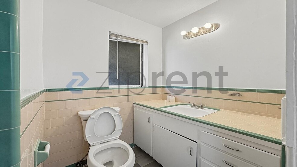 Building Photo - Unit 8