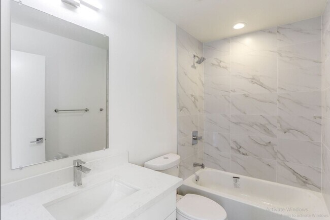 Building Photo - Spacious Townhome – Husky now leasing!