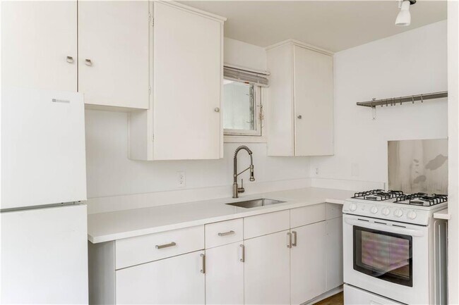 Building Photo - 1505 W 12th St