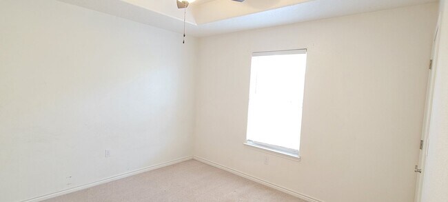 Building Photo - NEWER HOME ON QUIET STREET