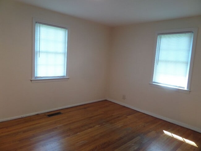 Building Photo - 608 Vail St