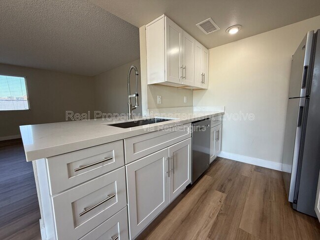 Building Photo - 3801 E Greenway Rd