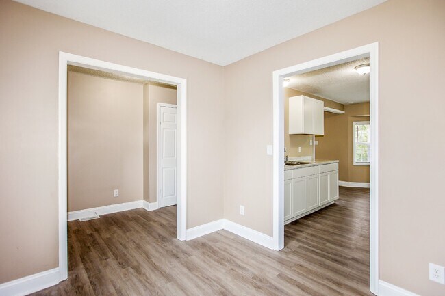 Building Photo - Ranch Style 3 bedroom 2 bathroom NEST Close to Fort Bragg!