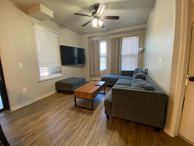 Building Photo - $1,500 | 1 Bedroom, 1 Bathroom Condo | No ...