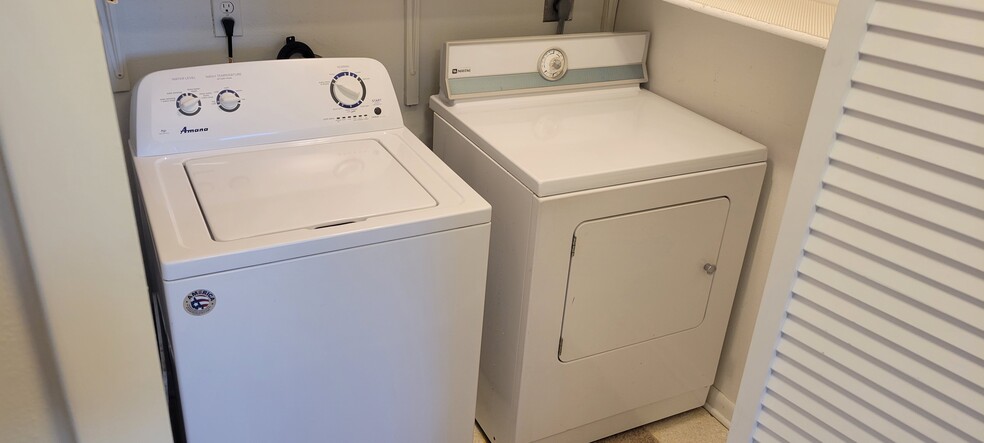 In Unit Washer Dryer - 1518 Edgewater Cir