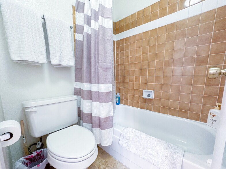 Private bathroom - 1215 E Lemon St