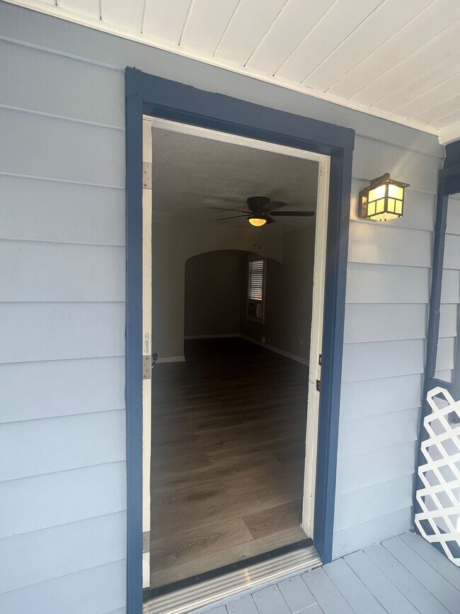 Discover modern living in this fully remodeled 1 bedroom, 1 bathroom home. - 1483 Hamlet Ave