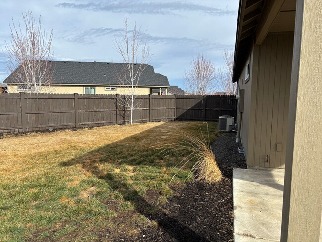 Building Photo - Redmond Home with Large Fenced Yard and Co...